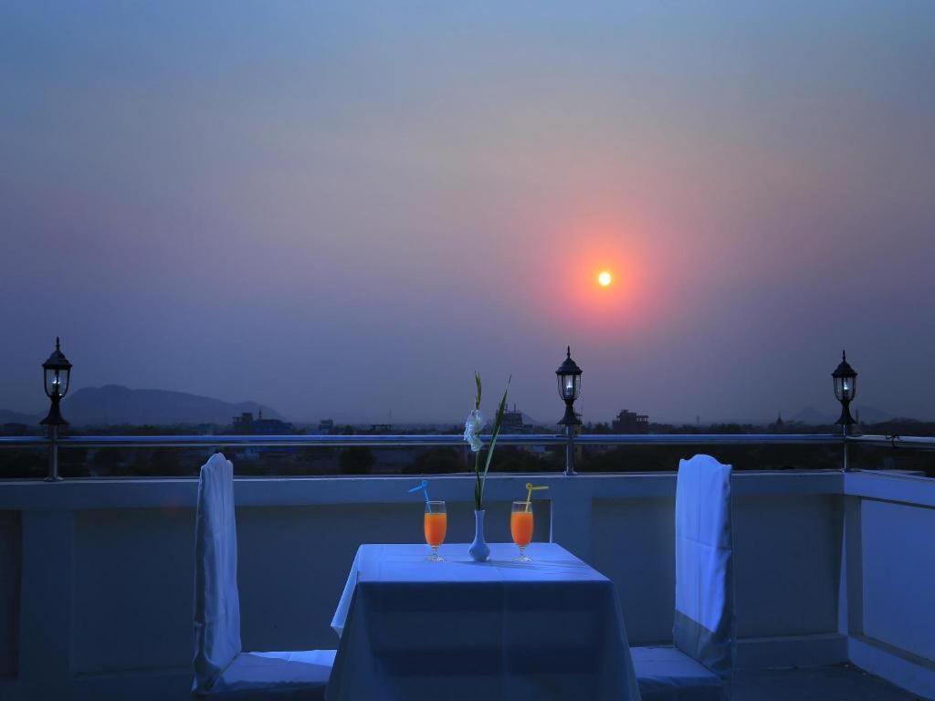 King & Queen Hotel Monywa Bagian luar foto